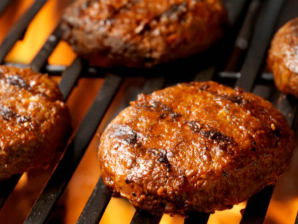 Como preparar um hambúrguer na grelha sem que ele grude